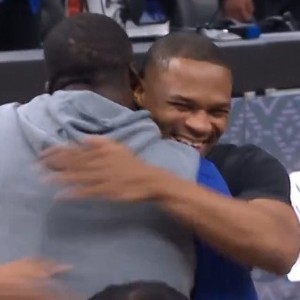 场下都是哥们儿！威少与德罗赞“围殴”追梦 随后三人大笑拥抱